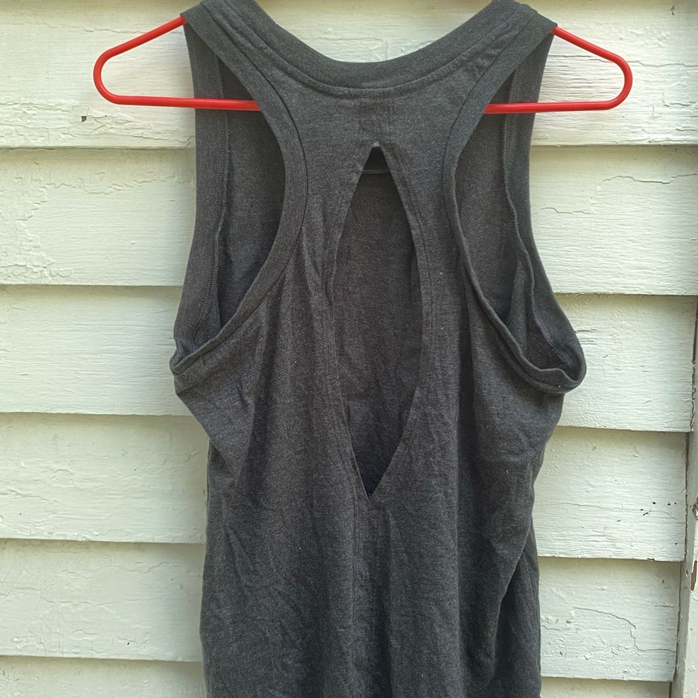 PINK Victoria's Secret Heather Gray Tee - Picture 2 of 8
